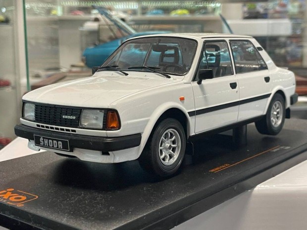 Skoda 130L 1988 1:18 Ixo