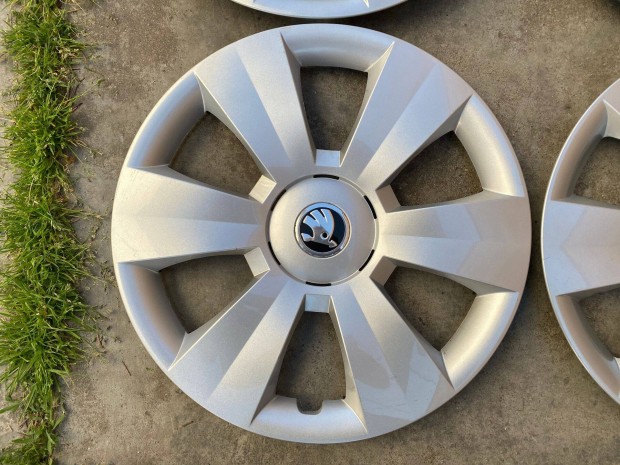 Skoda 15-ös gyári disztárcsa szép állapotban!