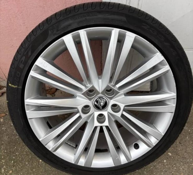 Skoda 19 colos Gy�ri k�nny�f�m felni garnit�ra ny�ri gumival 