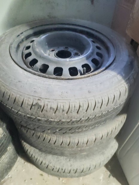 Skoda 4 db vasfelni+nyrigumikkal+Ford felni 2+2db+tligumikkal