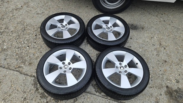 Skoda 5x112 gyri 17" alufelni szett.