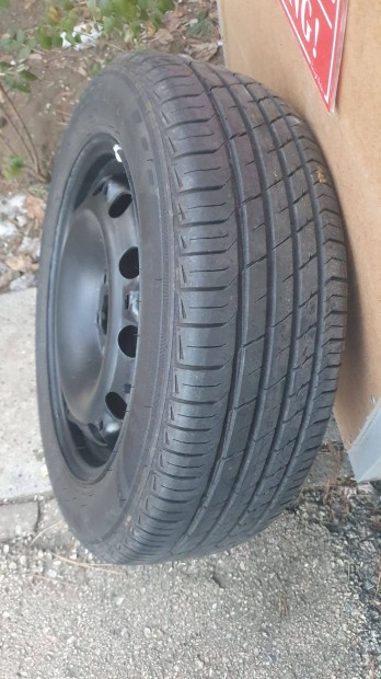 Skoda Fabia 185 60 15 ny�rigumi garnit�ra 5X100 gy�ri VW ac�lfelnin