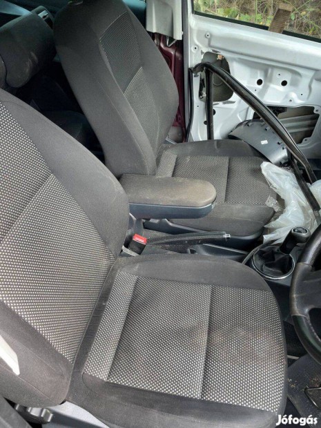 Skoda Fabia II Scout első ülések és hátsó üléssor egyben nem szakadt