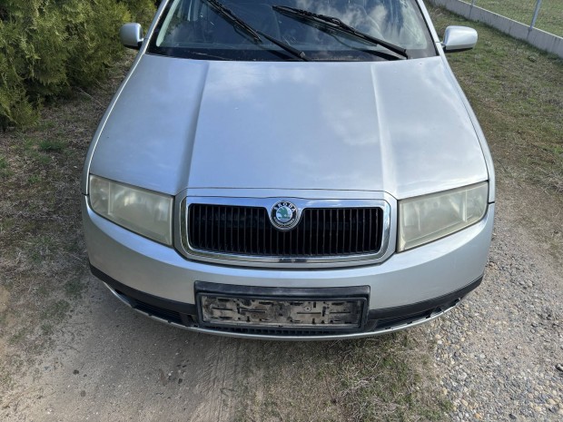 Skoda Fabia l�mpa l�kh�r�t� z�rh�d s�rv�d� motorh�ztet� homlokfal