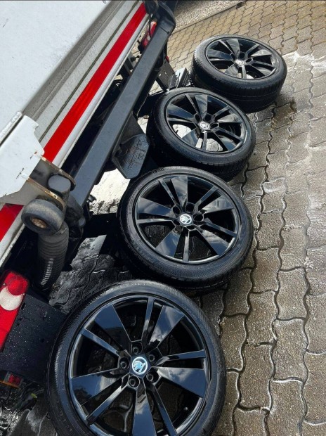 Skoda Felni 18" téligumival