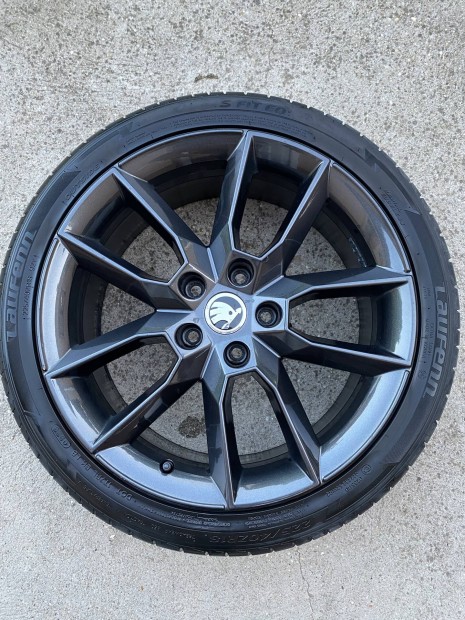 Skoda Gemini fekete 225/40/R18