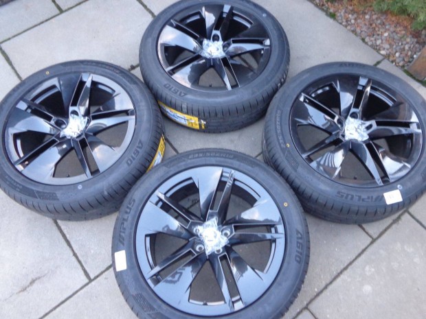 Skoda Kodiaq Audi Q3 VW Tiguan Cupra Born �j ny�ri garnit�ra