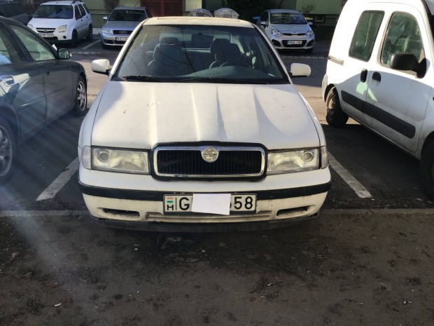 Skoda Octavia 1,8 benzinesaj�nd�k t�li gumi szettel elad�