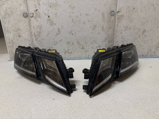 Skoda Octavia 3 FL gyári LED fényszóró pár Repedt