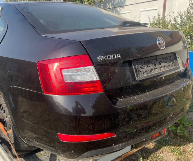 Skoda Octavia 3, III karosszria htulja, csomagtr ajt, lmpa -2015