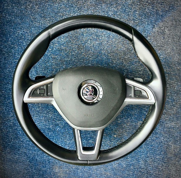 Skoda Octavia Fabia Superb Yeti Kodiaq sima és F1 hibátlan bőrkormány