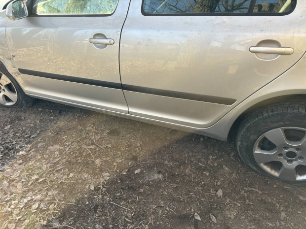 Skoda Octavia II 2 ajt� t�k�r z�r ablakemel� 