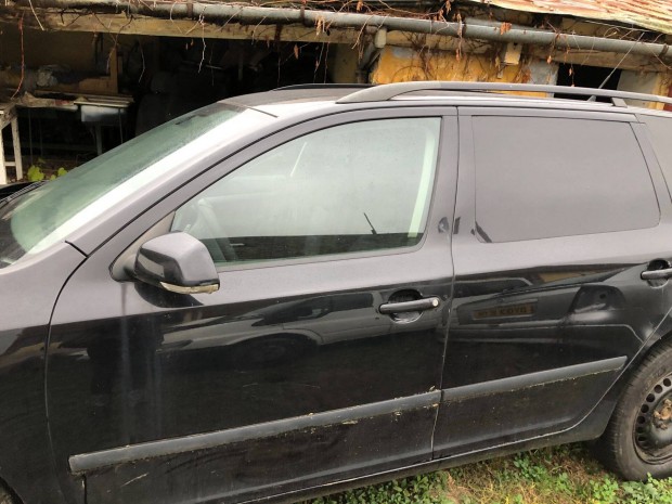 Skoda Octavia II hátsó ajtók jobbos első üres állapotban