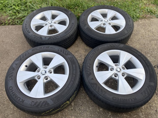 Skoda Octavia IV gy�ri 16"-os alufelni 205/60R16 Kumho