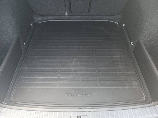 Skoda Octavia IV kombi gyári csomagtér tálca
