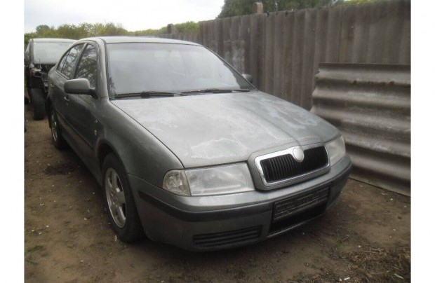 Skoda Octavia I 1.6 alkatrészek /karosszéria motor váltó alufelni st