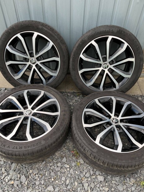 Skoda Octavia gyári alufelni 225/45/17 Continental nyárigumival,