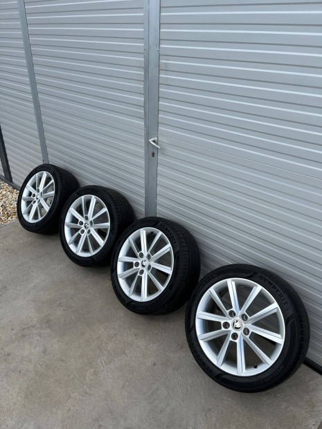 Skoda Octavia gyári alufelni 225/45/17 Semperit nyárigumival, újszerű