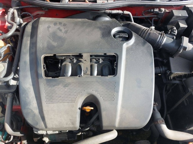 Skoda Oktavia 1.6 komplett motor AVU