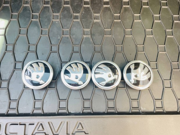 Skoda Oktavia 3 gyári felni közép garnitúra