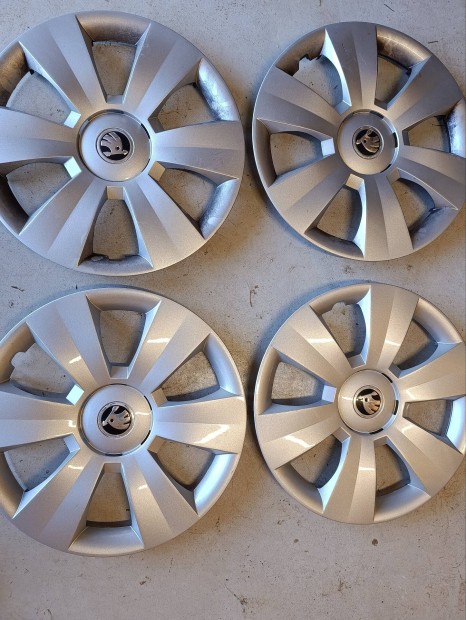 Skoda R15 dísztárcsa