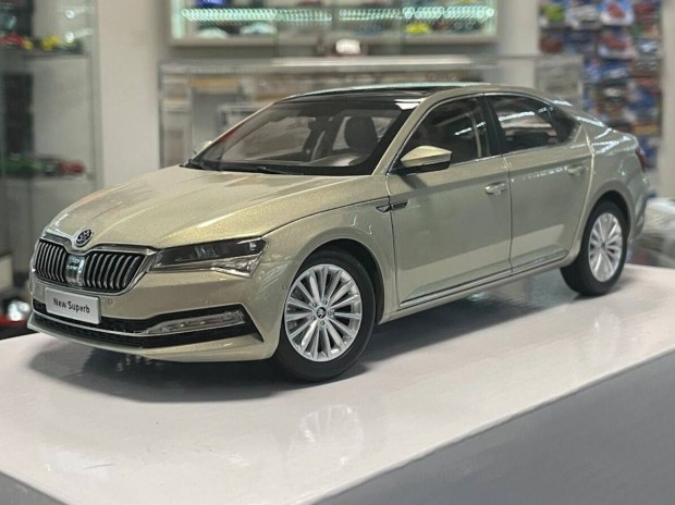 Skoda Superb 2015 1:18 Paudi