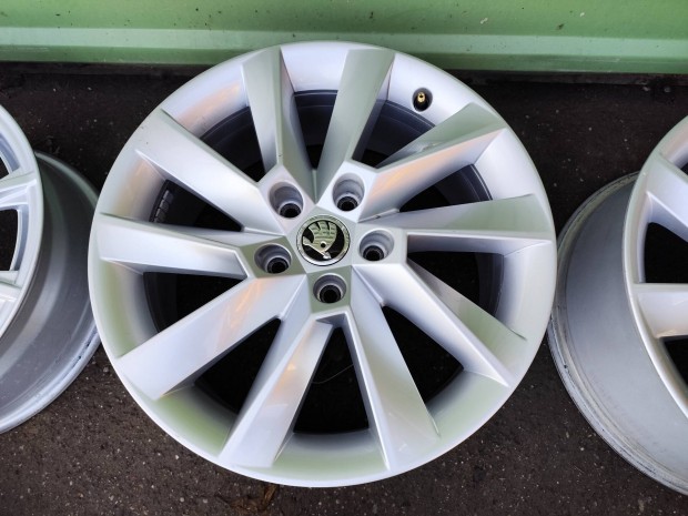 Skoda Superb 3 Octavia gyri alufelni 5x112 17"