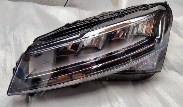 Skoda Superb III. facelift bal LED fényszóró. 3V1941015C