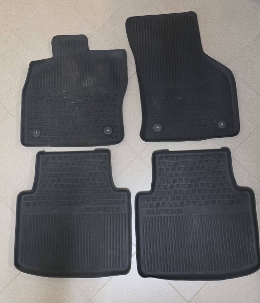 Skoda Superb III gyri gumisznyeg garnitra