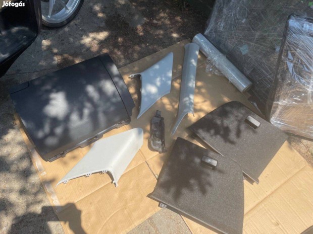 Skoda Superb III szőnyeg és belső takaró műanyagok, kesztyűtartó lámpa
