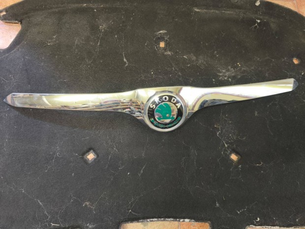 Skoda Superb II 2008-2013 motorhztet dszlc emblma