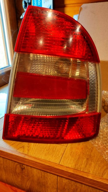 Skoda Superb Mk1 jobb h�ts� l�mpa facelift