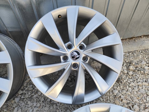 Skoda Superb VW Passat b8 gyri alufelni 5x112 18"