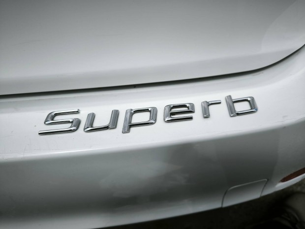 Skoda Superb felirat