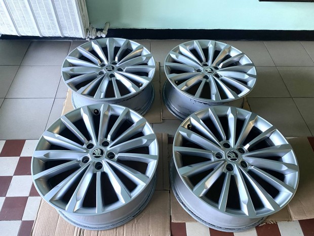 Skoda Superb gyri 19"-os alufelni szett 5x112 3V0 Trinity