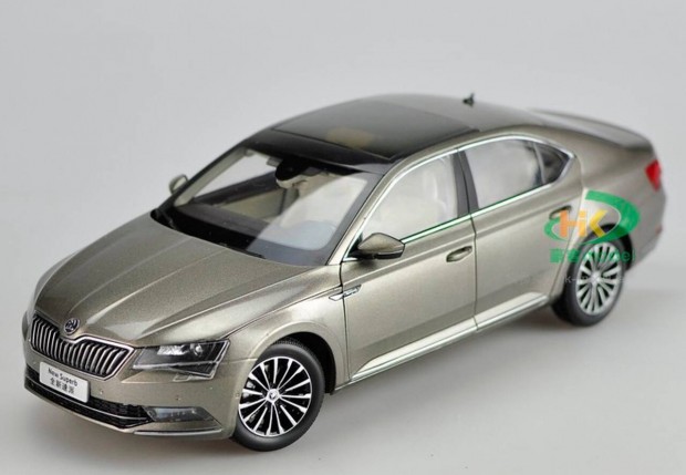 Skoda Superb modell 1/18 1:18