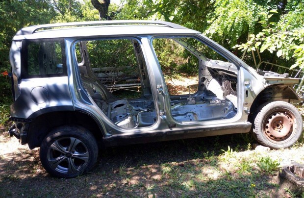 Skoda Yeti jobb hátsó sárvédő küszöb első negyed 2009-2017