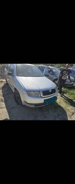 Skoda fábia  1.2 bontott alkatrészei.