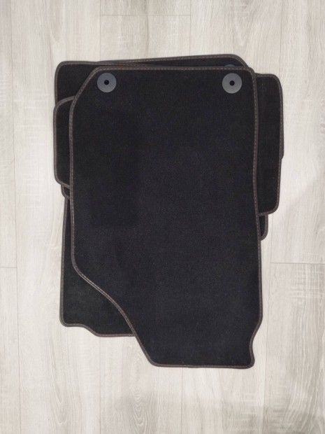 Skoda f�bia gy�ri sz�vetsz�nyeg garnit�ra