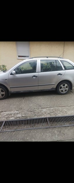 Skoda fábia kombi  1.4  bontott alkatrészei