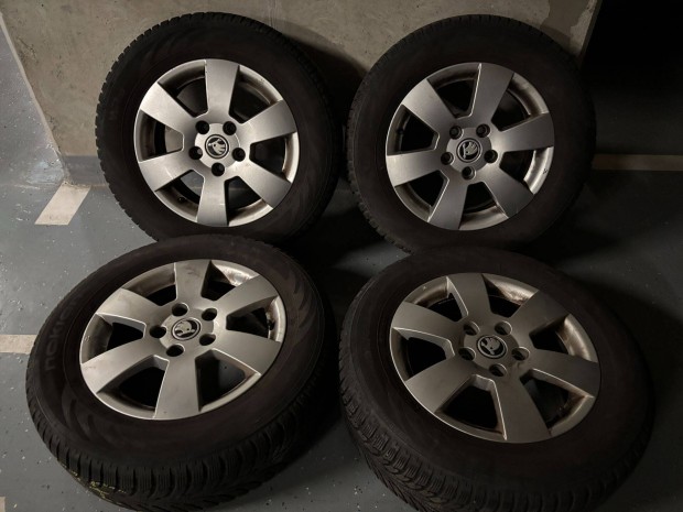 Skoda gyári 15" alufelni Nokian téli gumikkal