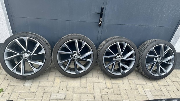 Skoda gyári 19" Vega alufelni 235/40 19 gumival