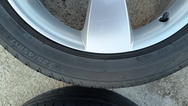 Skoda gyri 5x112 alufelni 225/45 r17 nyri gumi 