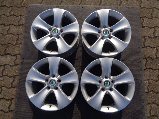 Skoda gy�ri alufelni 16-os, 5�112-es oszt�val sz�p �llapotban elad�
