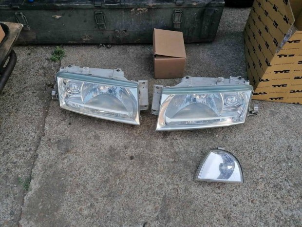 Skoda octavia mk 1 , müanyag fényszóró pár gyári