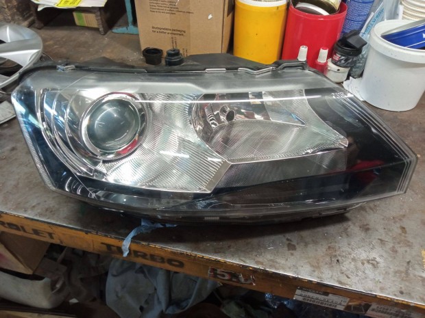 Skoda rapid jobb fényszóró xenon