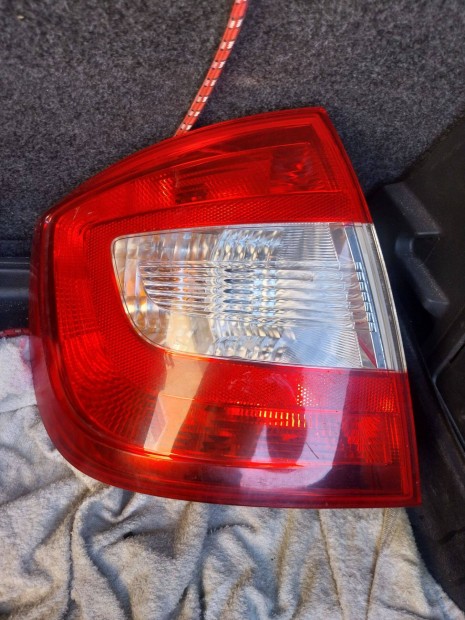 Skoda rapid sedan bal h�ts� l�mpa