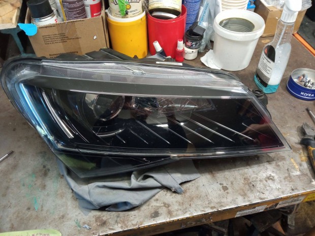 Skoda superb 3 xenon f�nysz�r�, l�mpa jobb. Hib�tlan