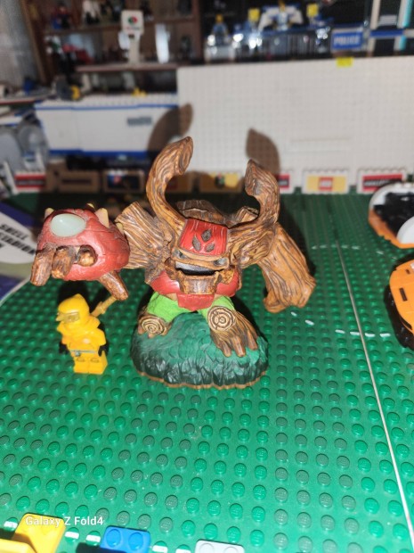 Skylanders figura piros mancsjeles 700 forint 