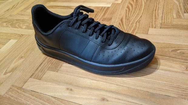 Sneakers uniszex fűzős bőr félcipő fekete 46